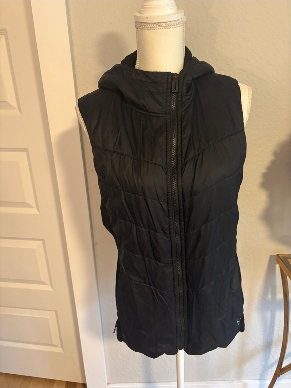 Hooded Smartwool women’s Black vest with Two front slash pockets